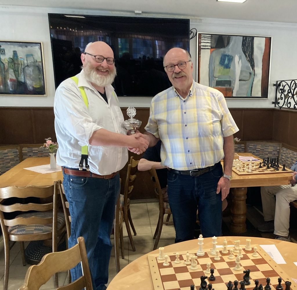 Hans Ulrich Pauli übereichte den Siegerpokal an den stolzen Gewinner Karlheinz Vormann(links)